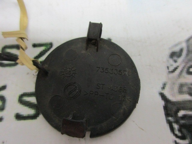 Fiat Grande Punto 735417226 számú , hátsó vonószem takaró