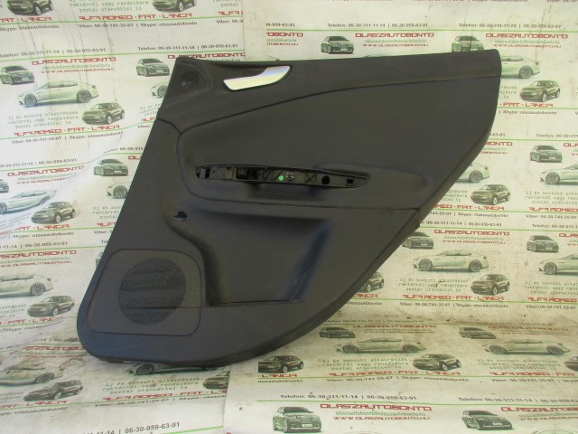11188 Alfa Romeo Giulietta , fekete színű, bőr, jobb hátsó ajtókárpit bose