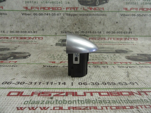 Alfa Romeo Giulietta jobb első zárbetét kupak