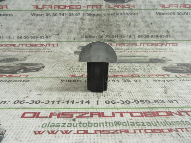 Alfa Romeo Giulietta jobb első zárbetét kupak