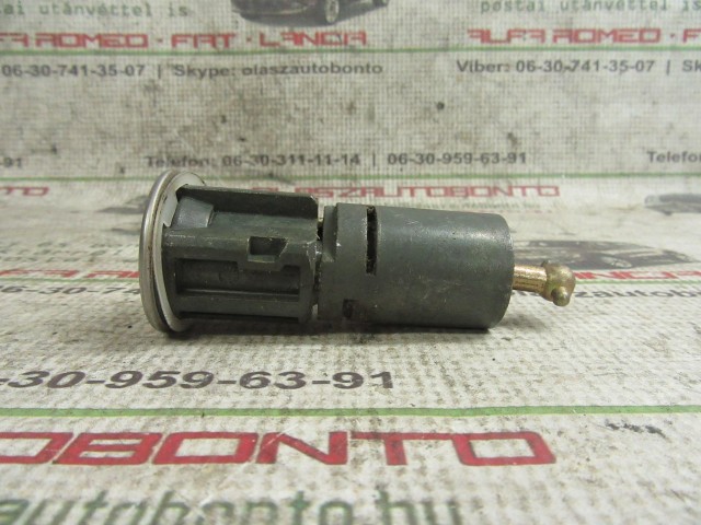 Fiat Stilo 5 ajtós jobb első zárbetét ház