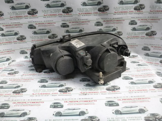 Alfa Romeo 156FL jobb első lámpa a képen látható sérüléssel