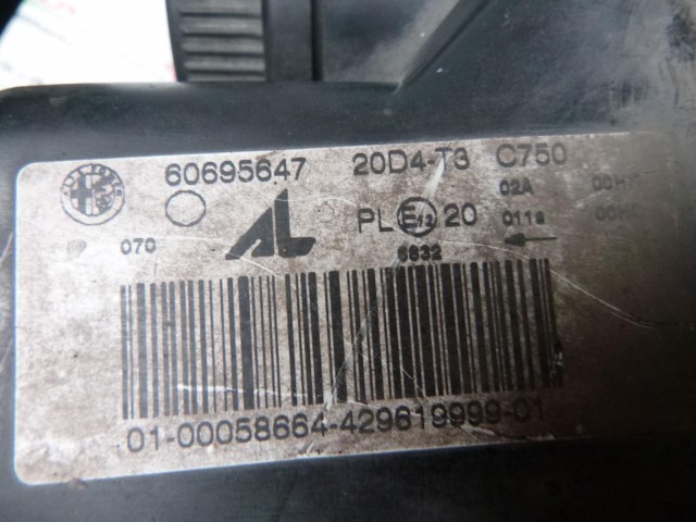 Alfa Romeo 156FL jobb első lámpa a képen látható sérüléssel