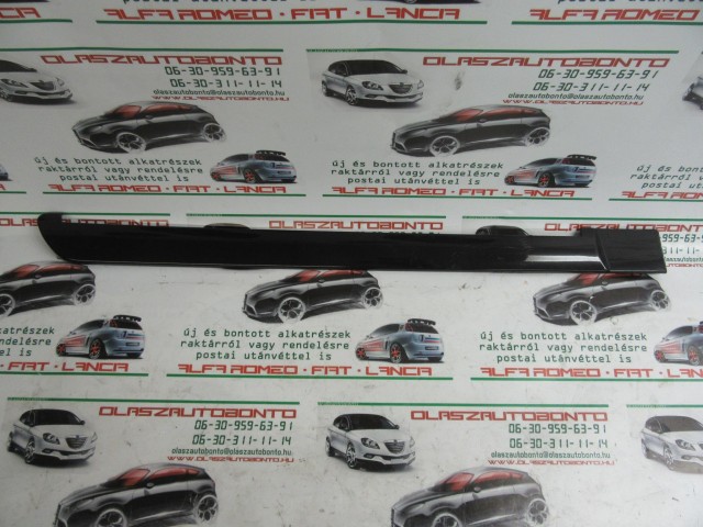 Fiat Punto Evo 735497353 számú, jobb hátsó díszcsík