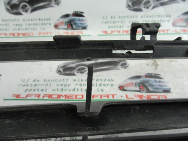 Fiat Idea 735316539 számú, első díszrács a képen látható sérüléssel