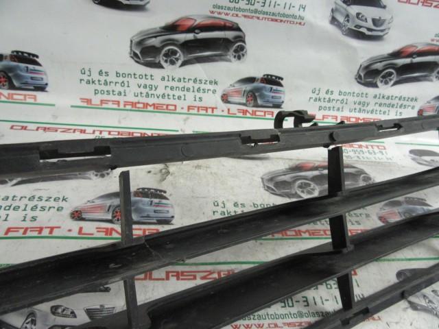 Fiat Idea 735316539 számú, első díszrács a képen látható sérüléssel