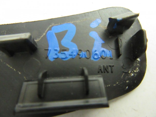 Fiat Panda III. 735490601 számú, bal első ajtó kárpit csavar takaró