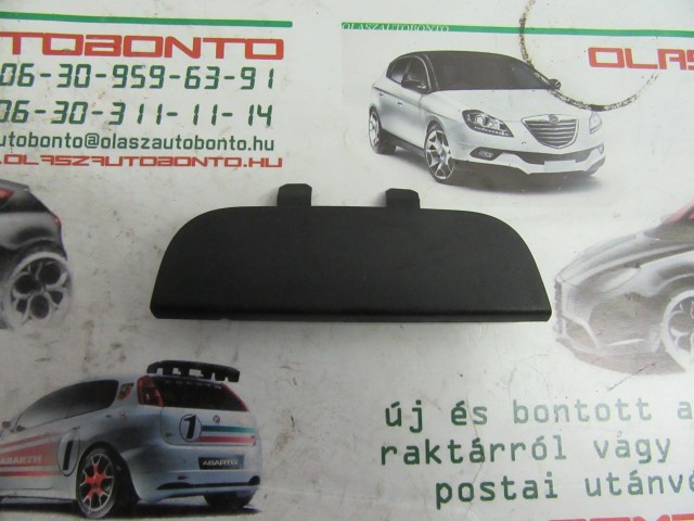 Fiat 500 735448537 számú, jobb oldali ajtó kárpit csavar takaró