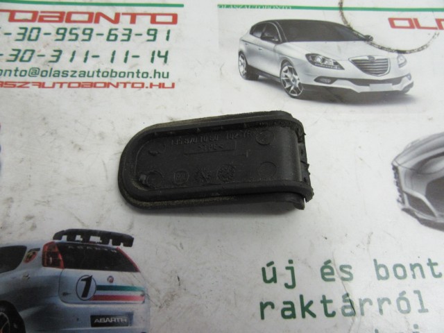 Fiat Qubo 1358701080 számú ajtó csavar takaró