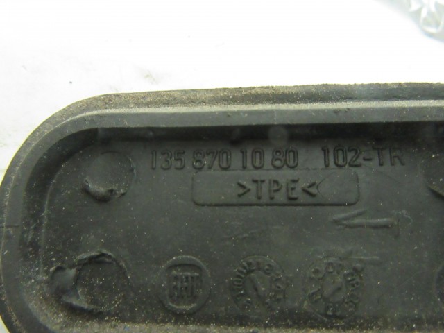 Fiat Qubo 1358701080 számú ajtó csavar takaró