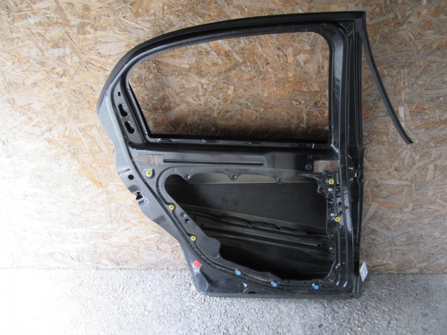 28158 Alfa Romeo 159 sedan, fekete színű,bal hátsó ajtó a képen látható sérüléssel 50510503