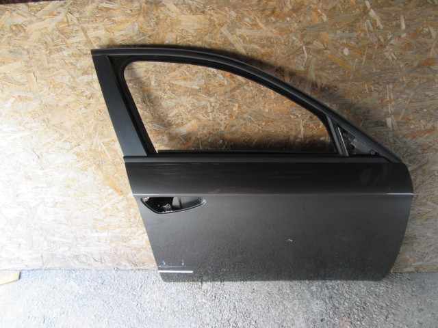 28209 Alfa Romeo 159 szürke színű, jobb első ajtó a képen látható sérüléssel