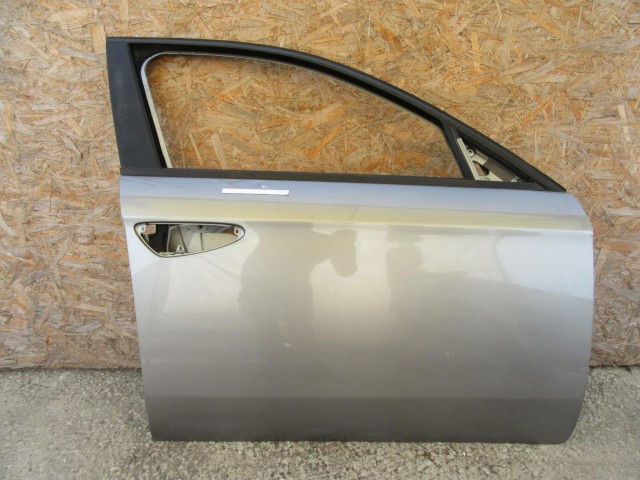 28210 Alfa Romeo 159 szürke színű, jobb első ajtó a képen látható sérüléssel