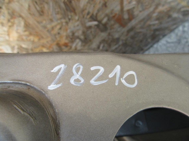 28210 Alfa Romeo 159 szürke színű, jobb első ajtó a képen látható sérüléssel