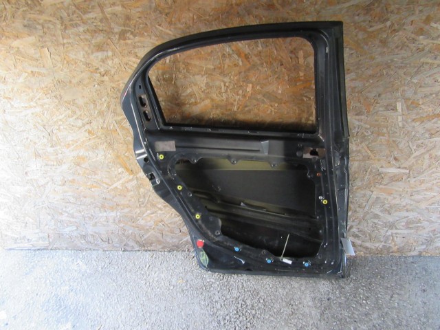 28215 Alfa Romeo 159 sedan fekete színű, bal hátsó ajtó a képen látható sérüléssel 50510503