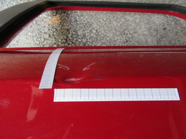 28231 Alfa Romeo 159 kombi, piros színű, bal hátsó ajtó a képen látható sérüléssel 50510509