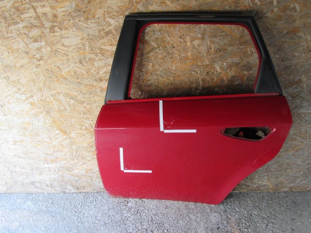 28231 Alfa Romeo 159 kombi, piros színű, bal hátsó ajtó a képen látható sérüléssel 50510509