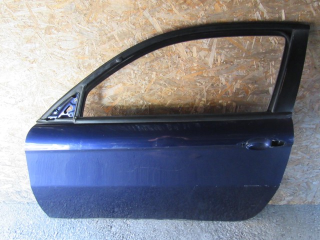 18846 Alfa Romeo 147 3 ajtós sötét kék színű, bal oldali ajtó a képen látható sérüléssel