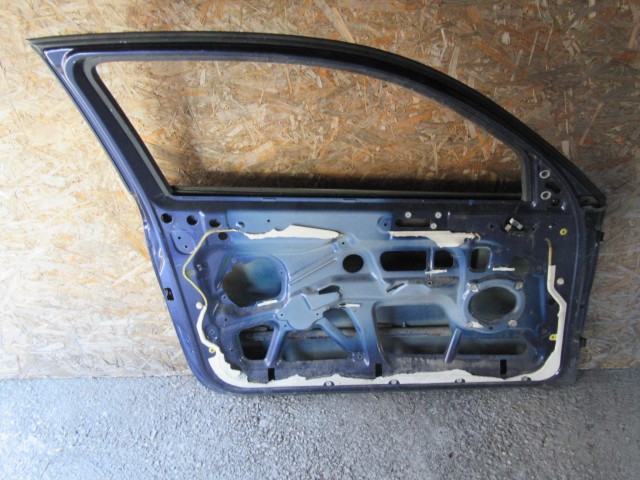 18846 Alfa Romeo 147 3 ajtós sötét kék színű, bal oldali ajtó a képen látható sérüléssel