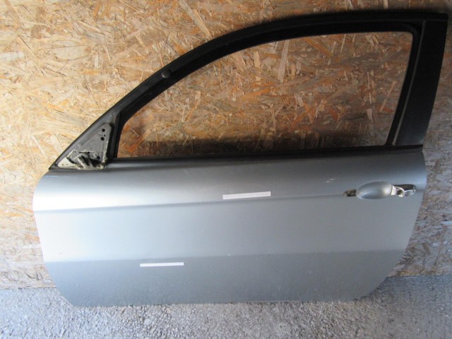 18847 Alfa Romeo 147 3 ajtós ezüst színű, bal oldali ajtó a képen látható sérüléssel