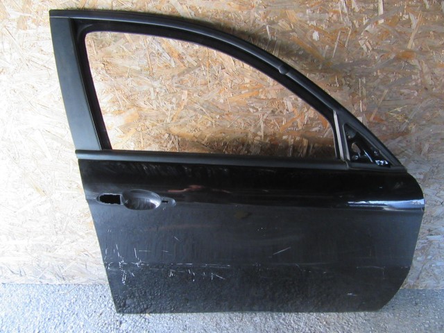 18848 Alfa Romeo 147 5 ajtós fekete színű, jobb első ajtó a képen látható sérüléssel