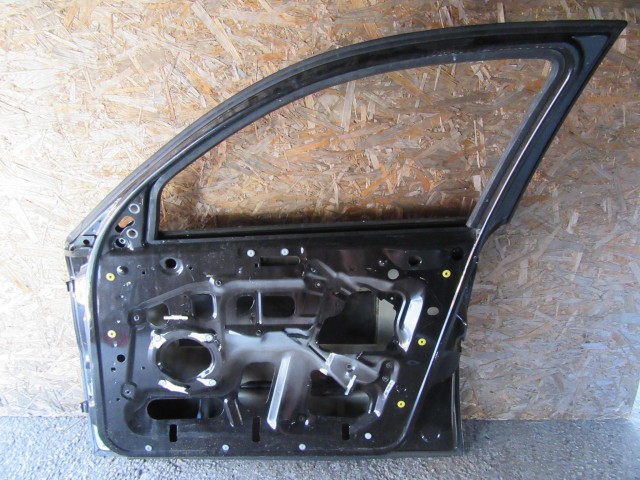 18848 Alfa Romeo 147 5 ajtós fekete színű, jobb első ajtó a képen látható sérüléssel