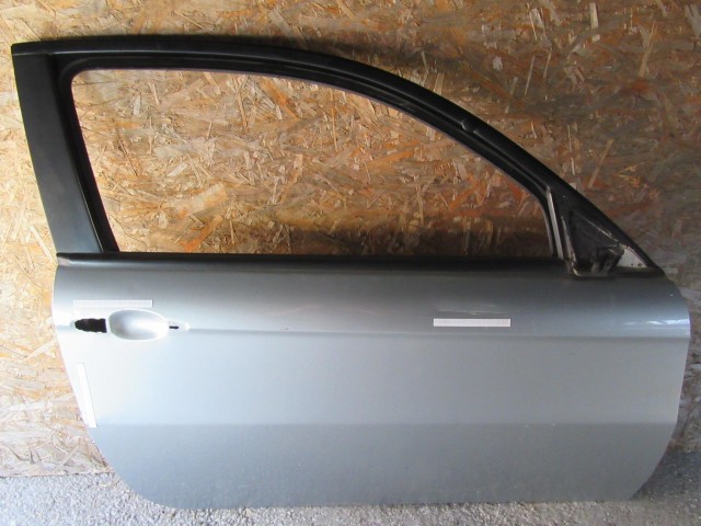 18850 Alfa Romeo 147 3 ajtós halvány kék színű, jobb oldali ajtó a képen látható sérüléssel