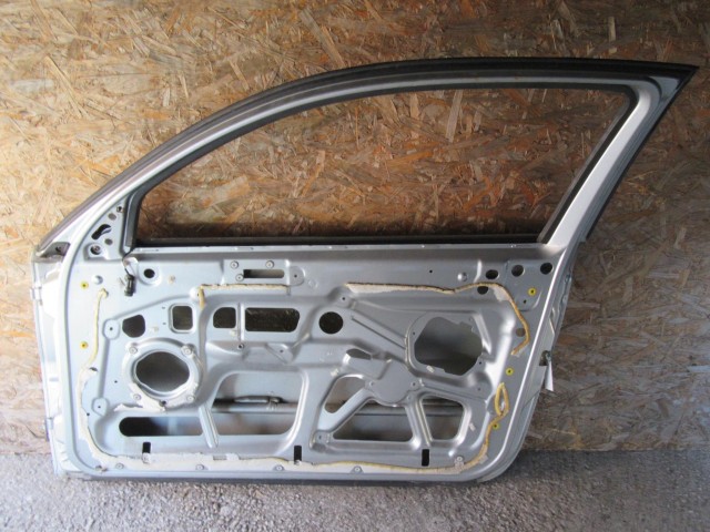 18850 Alfa Romeo 147 3 ajtós halvány kék színű, jobb oldali ajtó a képen látható sérüléssel