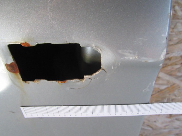 18855 Alfa Romeo 147 3 ajtós halvány kék színű, bal oldali ajtó a képen látható sérüléssel