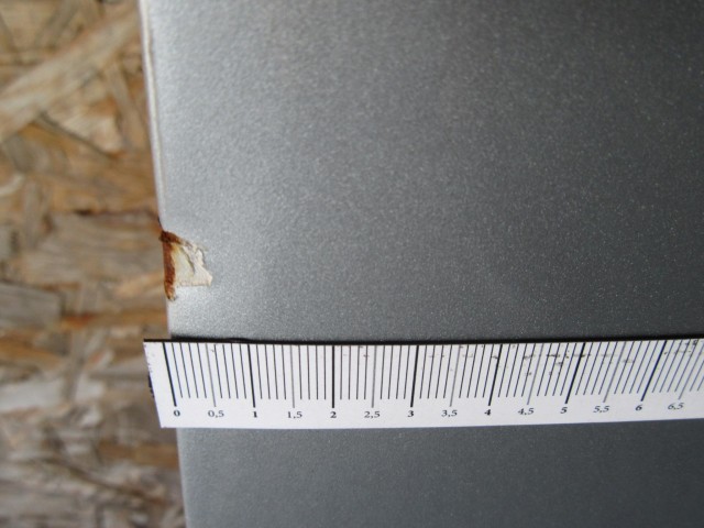 18855 Alfa Romeo 147 3 ajtós halvány kék színű, bal oldali ajtó a képen látható sérüléssel