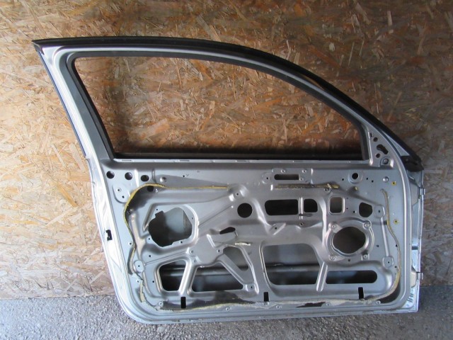 18855 Alfa Romeo 147 3 ajtós halvány kék színű, bal oldali ajtó a képen látható sérüléssel