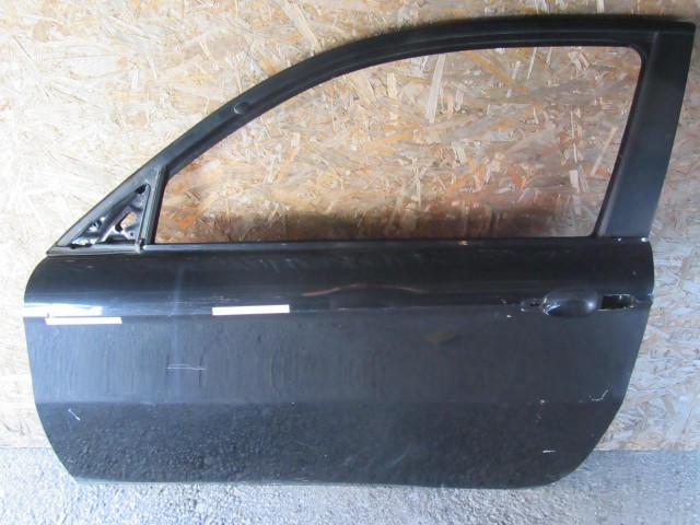 18856 Alfa Romeo 147 3 ajtós fekete színű, bal oldali ajtó a képen látható sérüléssel