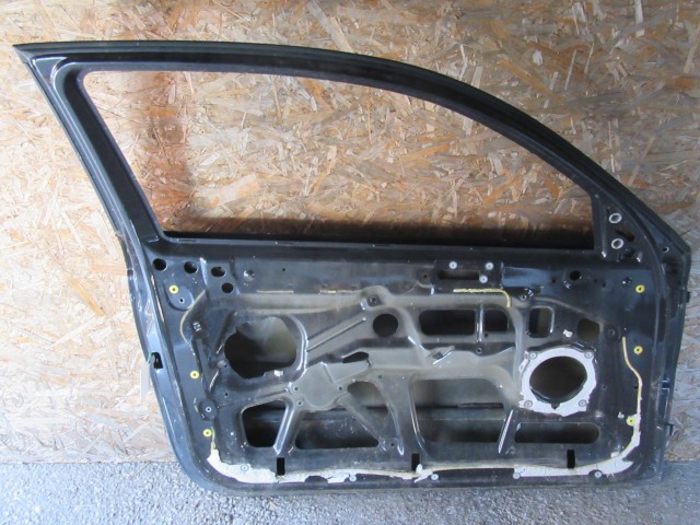 18856 Alfa Romeo 147 3 ajtós fekete színű, bal oldali ajtó a képen látható sérüléssel