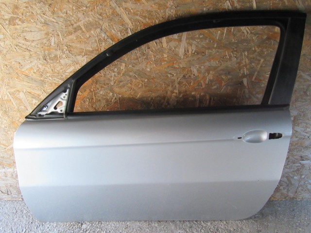 18858 Alfa Romeo 147 3 ajtós ezüst színű, bal oldali ajtó 