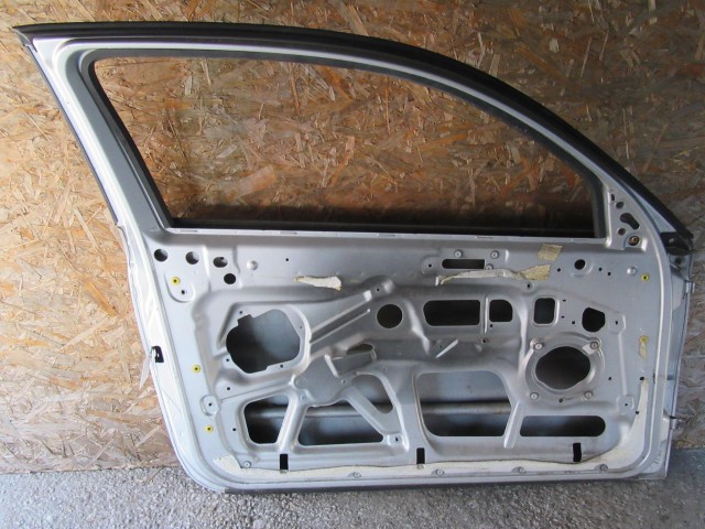 18858 Alfa Romeo 147 3 ajtós ezüst színű, bal oldali ajtó 