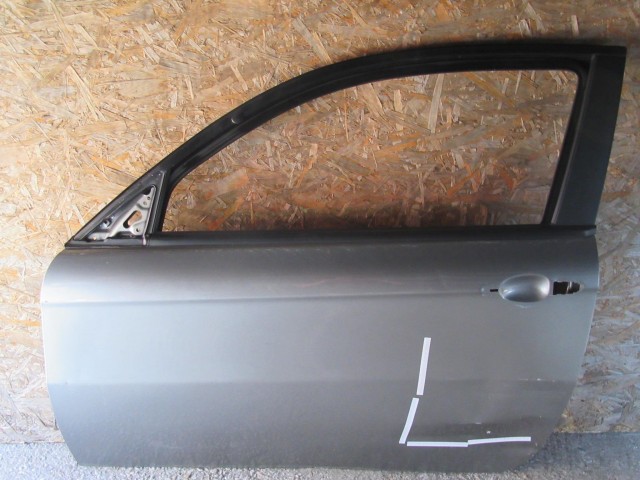 18859 Alfa Romeo 147 3 ajtós grafit színű, bal oldali ajtó a képen látható sérüléssel