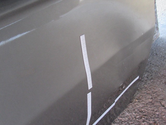 18859 Alfa Romeo 147 3 ajtós grafit színű, bal oldali ajtó a képen látható sérüléssel