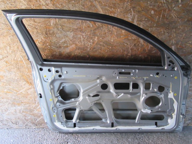 18859 Alfa Romeo 147 3 ajtós grafit színű, bal oldali ajtó a képen látható sérüléssel