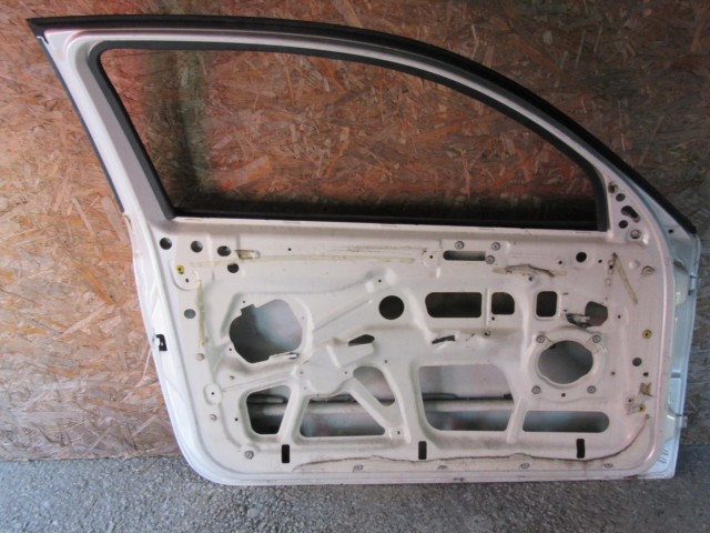 18863 Alfa Romeo 147 3 ajtós fehér színű, bal oldali ajtó 