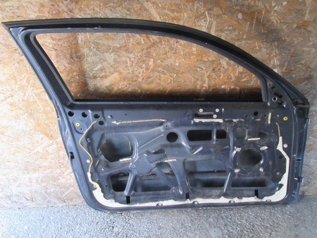 18864 Alfa Romeo 147 3 ajtós sötét kék színű, bal oldali ajtó a képen látható sérüléssel