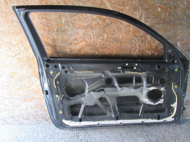 18865 Alfa Romeo 147 3 ajtós fekete színű, bal oldali ajtó a képen látható sérüléssel