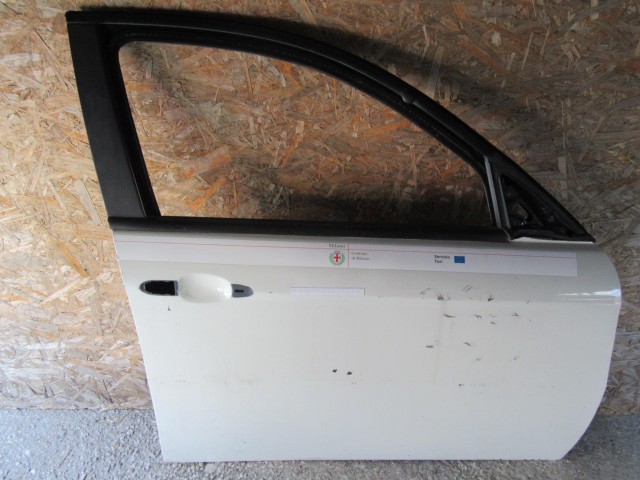 18869 Alfa Romeo 147 5 ajtós fehér színű, jobb első ajtó a képen látható sérüléssel