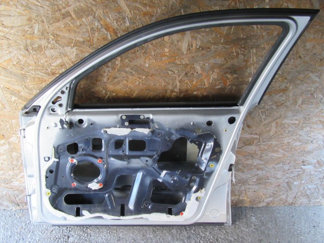 18869 Alfa Romeo 147 5 ajtós fehér színű, jobb első ajtó a képen látható sérüléssel