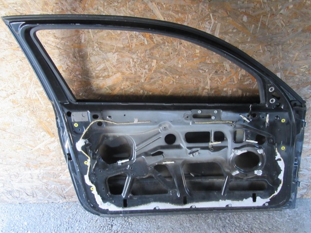 18871 Alfa Romeo 147 3 ajtós fekete színű, bal oldali ajtó a képen látható sérüléssel