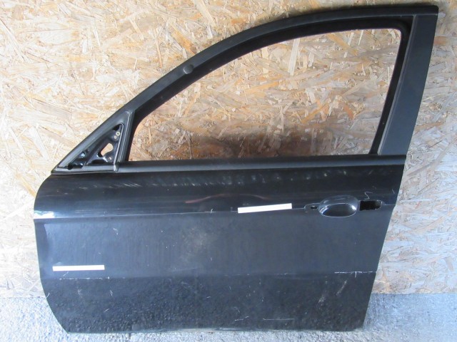 18877 Alfa Romeo 147 5 ajtós fekete színű, bal első ajtó a képen látható sérüléssel