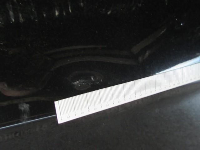 18877 Alfa Romeo 147 5 ajtós fekete színű, bal első ajtó a képen látható sérüléssel