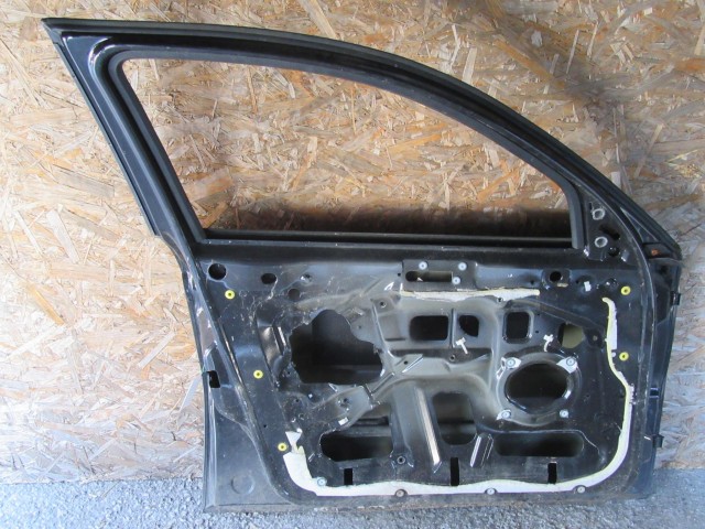 18877 Alfa Romeo 147 5 ajtós fekete színű, bal első ajtó a képen látható sérüléssel