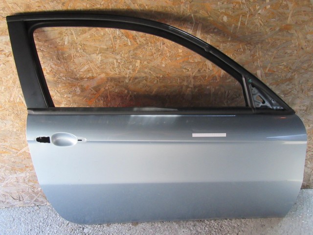 18882 Alfa Romeo 147 3 ajtós világos kék színű, jobb oldali ajtó a képen látható sérüléssel