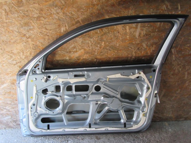 18882 Alfa Romeo 147 3 ajtós világos kék színű, jobb oldali ajtó a képen látható sérüléssel