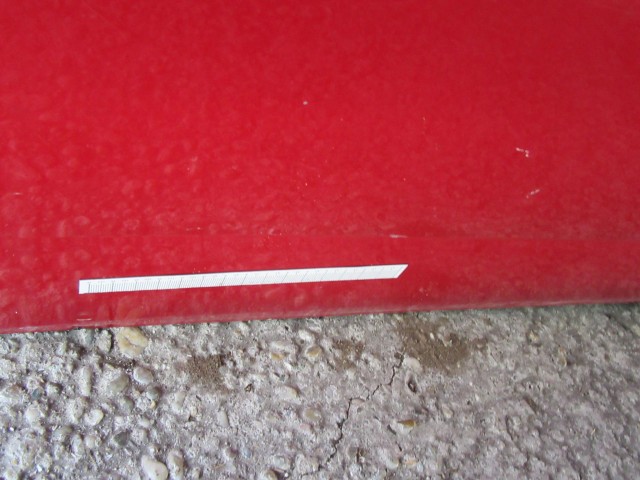 18883 Alfa Romeo 147 3 ajtós piros színű, jobb oldali ajtó a képen látható sérüléssel